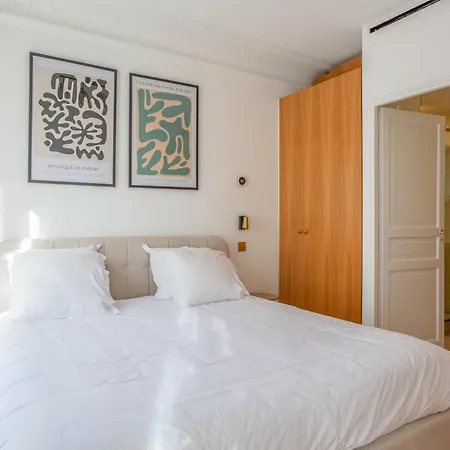 Le Marais - Iconic Penthouse With Balcony Apartment